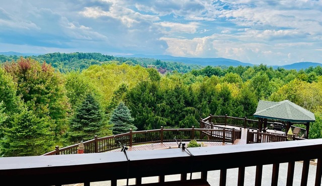 Blue Ridge Spectacular Mountain View Cabin-Fire Pit Game-room Wrap Around Porch