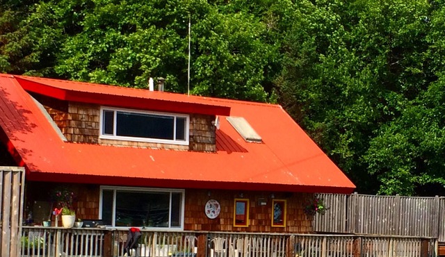 Boardwalk Cottage with hot tub in the heart of Halibut Cove