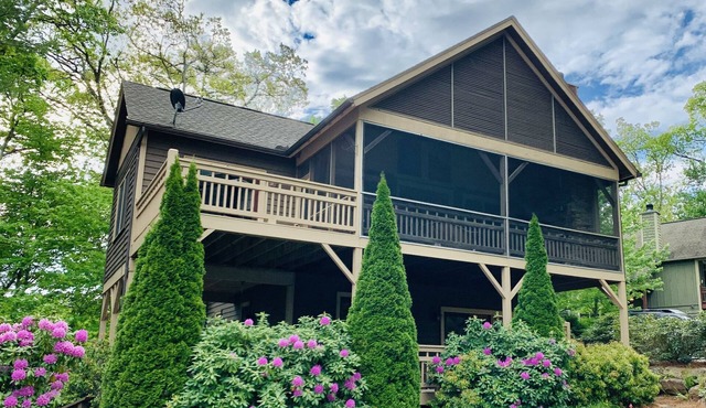 BOOK EARLY FOR FALL PROMOTIONS AVAILABLE! Screened Porch - Gorgeous Fireplaces!