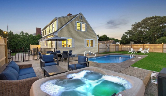 Brand New 5BR - Pool, Hot Tub, A/C – Walk to Beach, Main St. & Ferry - Sleeps 12