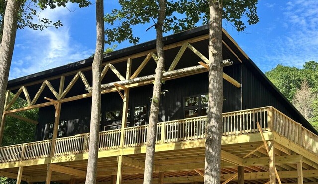 Brand new creekside home with hot tub, private dock and boat ramp!
