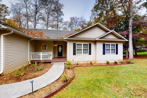 Briarcliff - 3000 sq ft waterfront home w/private dock, 2 kitchens & pool table