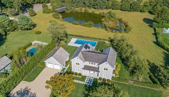 Bridgehampton on Private Cul-de-sac overlooking pond