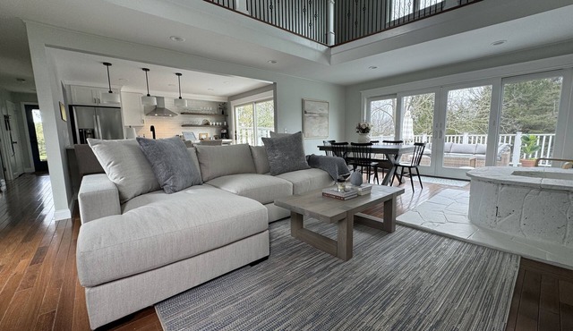 Bright Beach Cottage, renovated 3 bedroom, large private sunny deck!