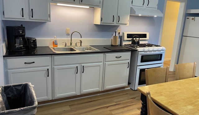 BUDGET HOUSE 97 Beautiful 3-bedroom house with AC in delightful Stanton