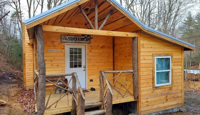 Bunkhouse in the E Tennessee Mountains, off grid-sleeps 8 with bath/shower house