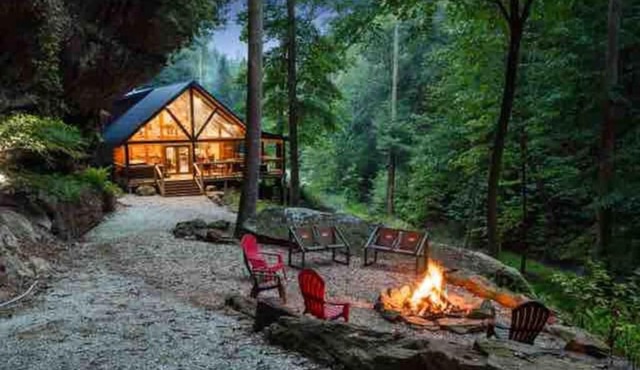 Cabin of Freedom Falls -Private Waterfall Hot Tub- Secluded & Luxury Log Cabin Retreat