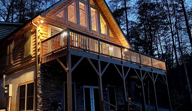 Cabin with 3 king size bedrooms, en suite bathrooms, smart TV, decks & views.