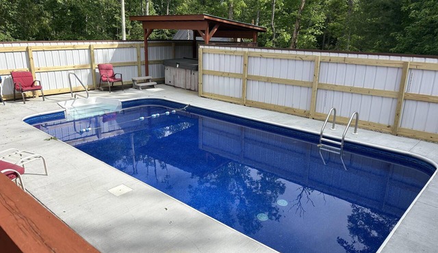 Cabin with a pool, hot tub, in Red River Gorge/Natural Bridge State Park area
