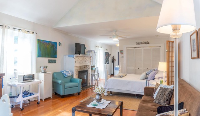 Carriage House at 26 Pearl: Private Suite, 3 Minute Walk Downtown & Pet Friendly
