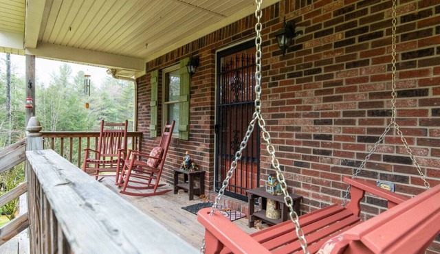 Carrie`s Cottage- Hot Tub, Firepit, Covered Deck, 11 mins to Natural Bridge