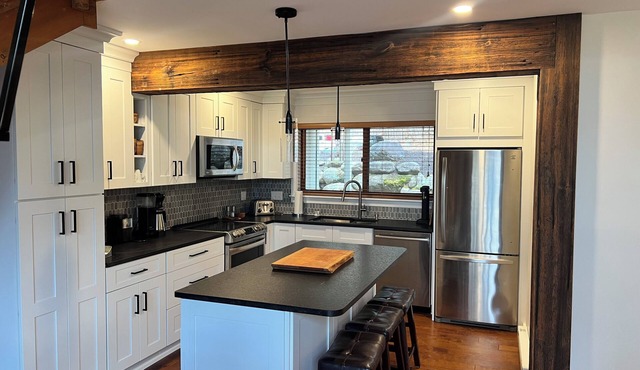 Casual and Elegant - Townhouse Centrally located in Lincoln 1 mile from Loon Mtn