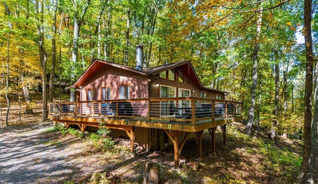 Chalet w Hot Tub, Large Deck, Grill, & Fast WiFi
