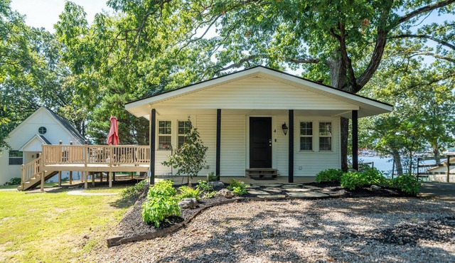 Charming 1-bedroom COZY COTTAGE on Lake Hamilton in Hot Springs AR