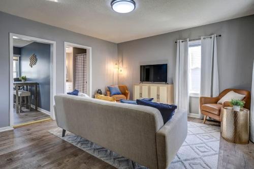Charming 2 Bedroom Home by Founder's Park