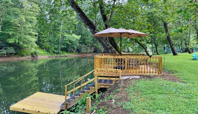 Charming 2 BR, nestled on Buckhannon River, with deck, dock, fire-pit, & kayaks