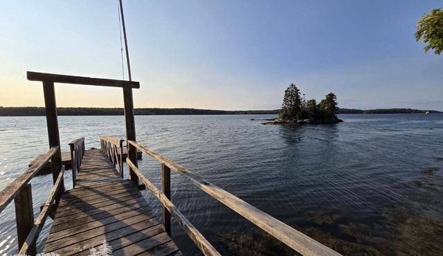Charming 3-bedroom cabin in Boothbay with waterfront views and outdoor dining.