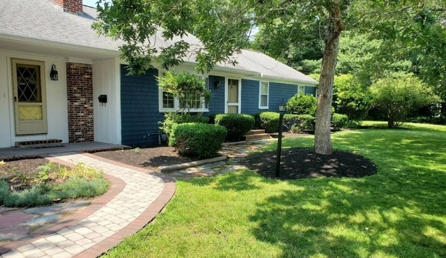 Charming 3-bedroom Pool-house with AC and Wi-Fi in Centerville.