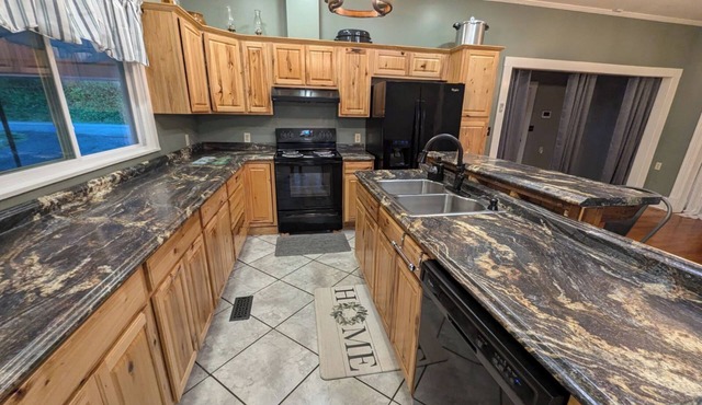 Charming 3-bedroom farmhouse with AC, WiFi in Jonesborough