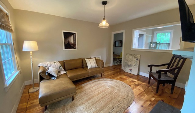 Charming Apt above Bookshop in Historic Tiverton Four Corners Village Center!