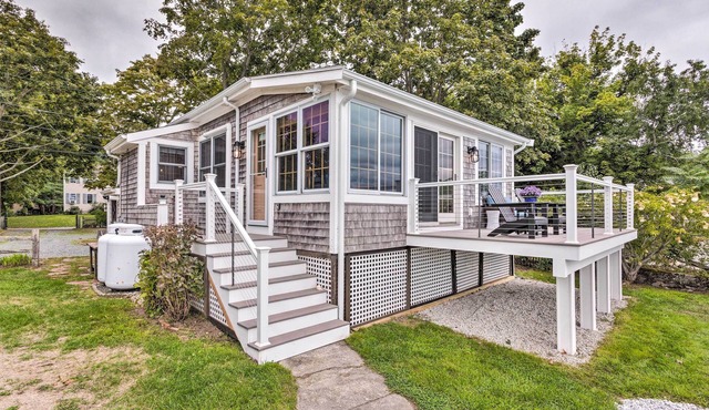 Charming Bristol Cottage w/Private Beach!