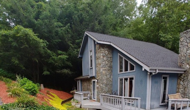 Charming Chalet Nestled in Woods of Lake Junaluska Asheville 20 min.