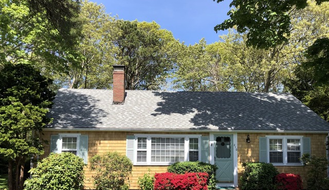 Charming Coastal Cottage - walk to Craigville Beach