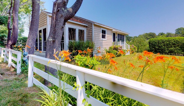 Charming cottage with pleasant outdoor space, short walk to the beach