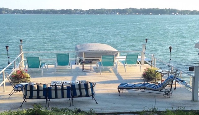 Charming lakefront cottage with beautiful sunsets! 5 bedrooms, new master bath