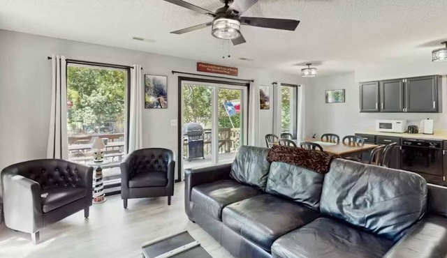 Charming lakefront Escape with Private Dock, Kayaks, and Beautiful Views