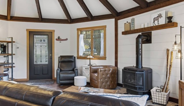 Charming Modern‑Rustic Retreat with a Chef’s Kitchen