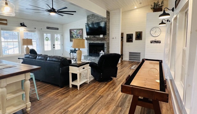 Charming Red Barn-Unique Couples Getaway-Fire Pit-Mountain View