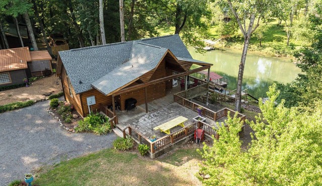 Charming & Rustic Cabin on the Little Red River!