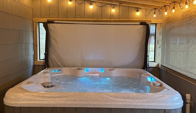 Cheerful 1br Cottage w/ HOT TUB