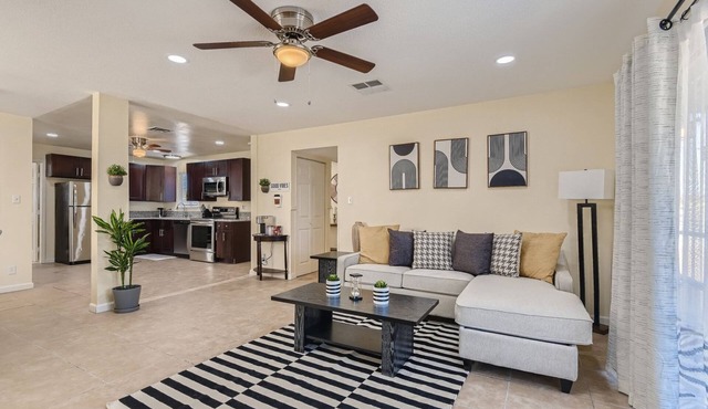 Cheerful Home with Game Room! 10 Min to Strip!