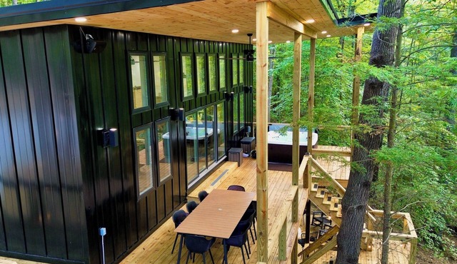 Chic modern cabin in a magical forest. Hot Tub, Swinging Bed, WiFi, & EV Charger