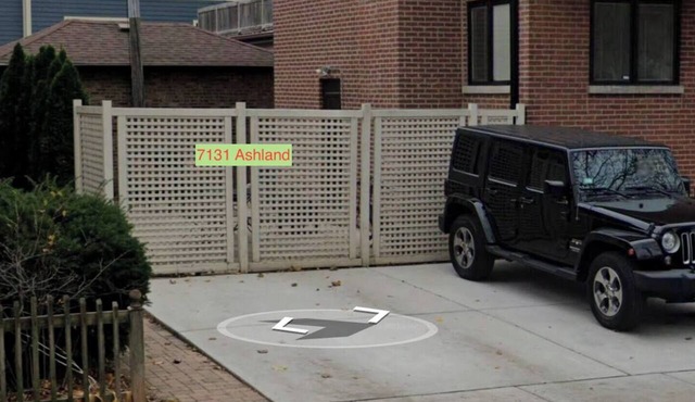 Chicago's North Side retreat with 3 bedrooms and free parking on premises