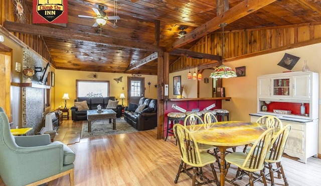Climb On Inn-RRG- 3BD & 2BA - Outdoor Adventure Paradise- Pet Friendly -Cozy