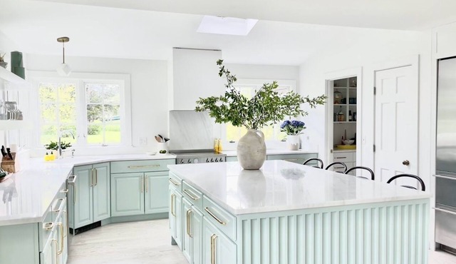 Coastal enclave getaway: Stylish Little Compton 6 bedroom with spa