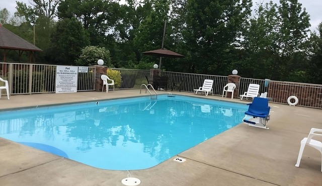 Comfort and Convenience! 4 Pet-friendly Units, Free Breakfast & Parking, Pool