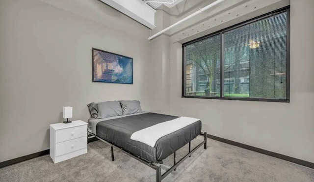 Contemporary Loft Close to Airport Fast Wi-Fi Free Parking