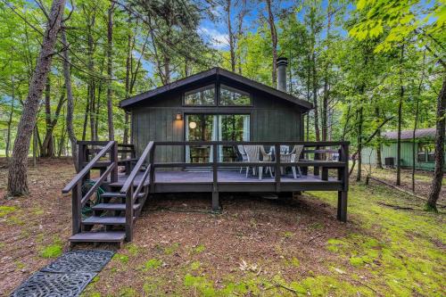 Country Comfort - Wifi, Fireplace, Golfing, Hiking, Deck, Pool Access