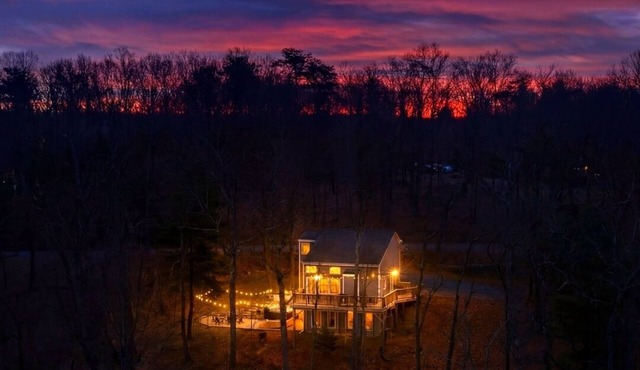 Country Road Cottage-Mountain Views + Private Hot Tub + Sauna + Game Room
