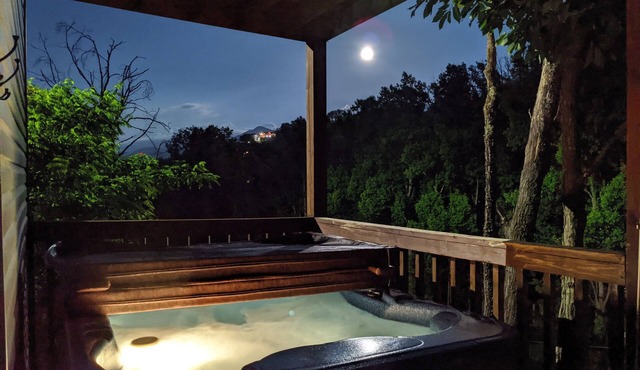 Couples, Honeymoon, Anniversary Cabin, convenient to Gatlinburg, National Park