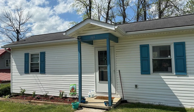 Cozy 1-bedroom house in Anmoore. Perfect for short stays or extended work trips.