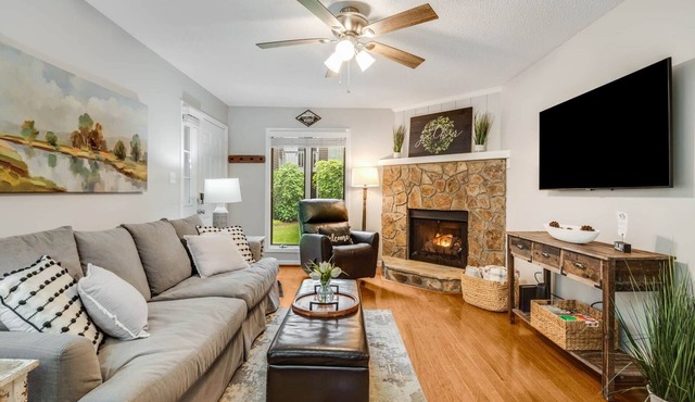 Cozy 1st Floor, Walk to Main, Fireplace, King Beds