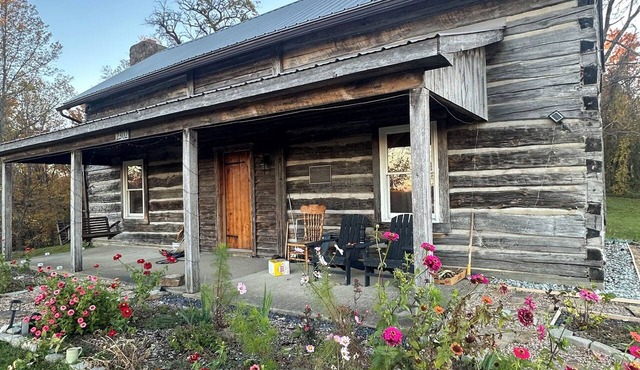 Cozy 2-bedroom Antique Cabin Red River Gorge on 200 acres.