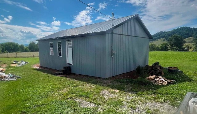 Cozy 2-bedroom house in adorable Surgoinsville with AC