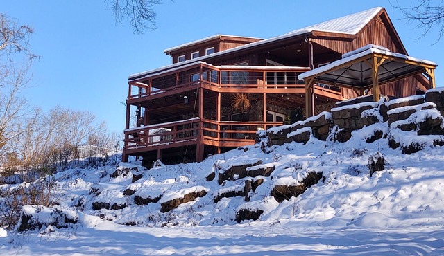 Cozy 2-bedroom in Red River Gorge area,Hot Tub, Pilots Knob Hiking Trail 2 mile