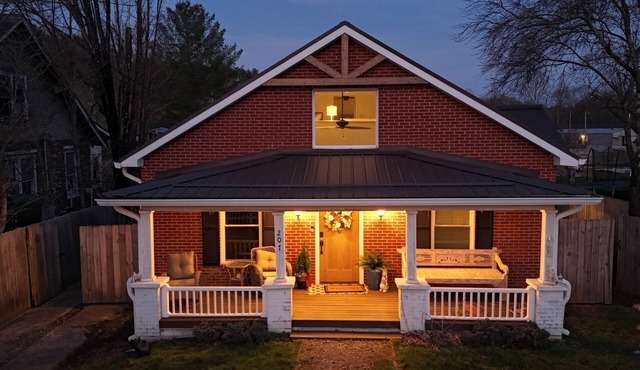 Cozy 3-bedroom cottage in tranquil Roan Mountain with AC